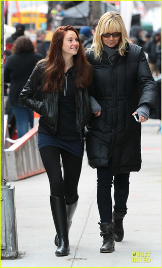 Illustration for article titled Amazing Spider-Man 2 set photos show off our new Mary Jane